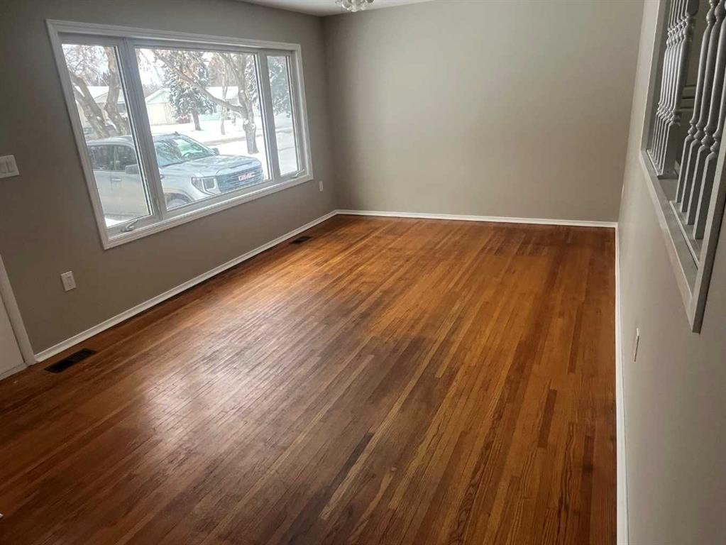 5015 53 St, Mannville, AB - Indoor Photo Showing Other Room