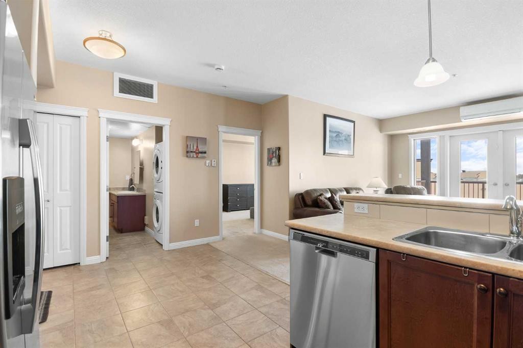 319-4102 69 Avenue, Lloydminster, AB - Indoor Photo Showing Kitchen