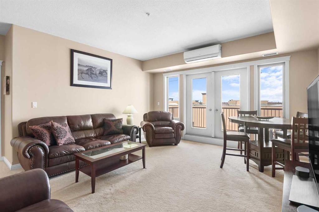 319-4102 69 Avenue, Lloydminster, AB - Indoor Photo Showing Living Room