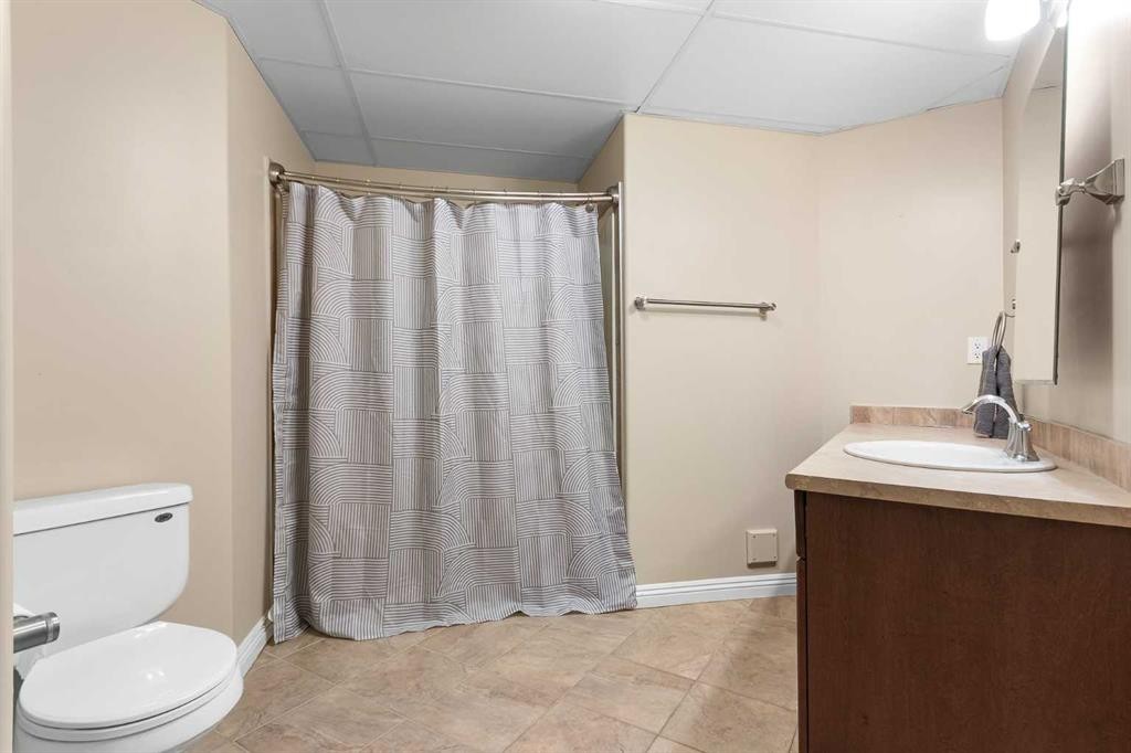 319-4102 69 Avenue, Lloydminster, AB - Indoor Photo Showing Bathroom