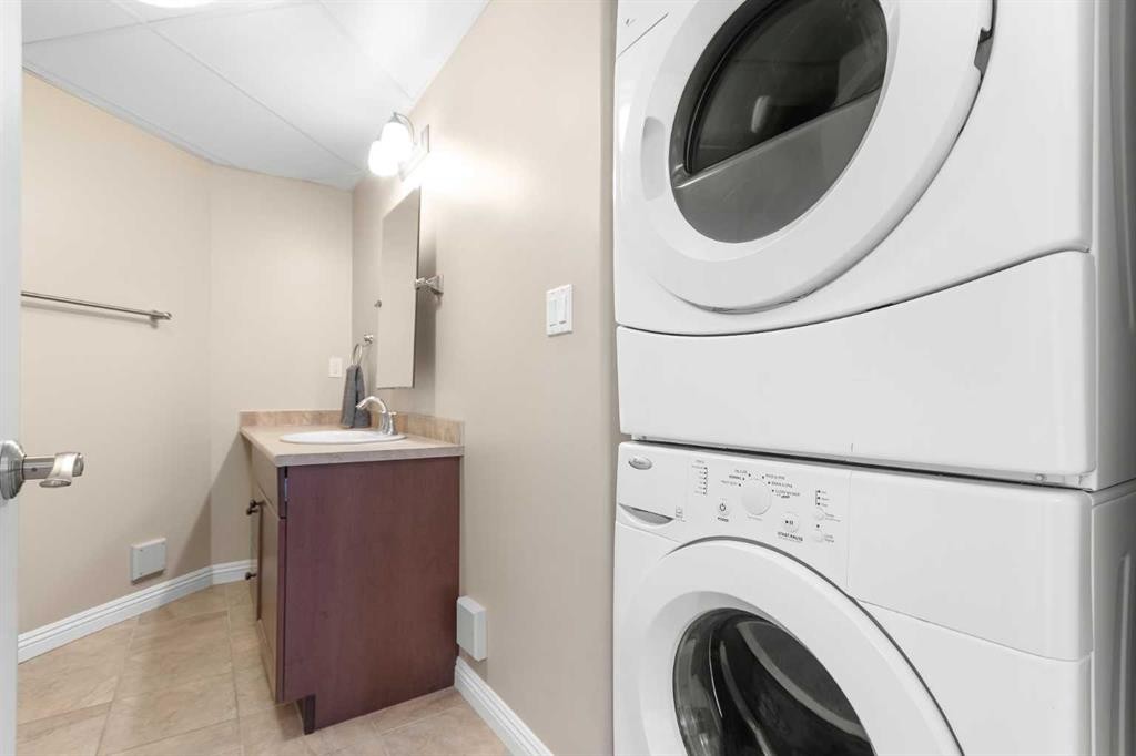 319-4102 69 Avenue, Lloydminster, AB - Indoor Photo Showing Laundry Room