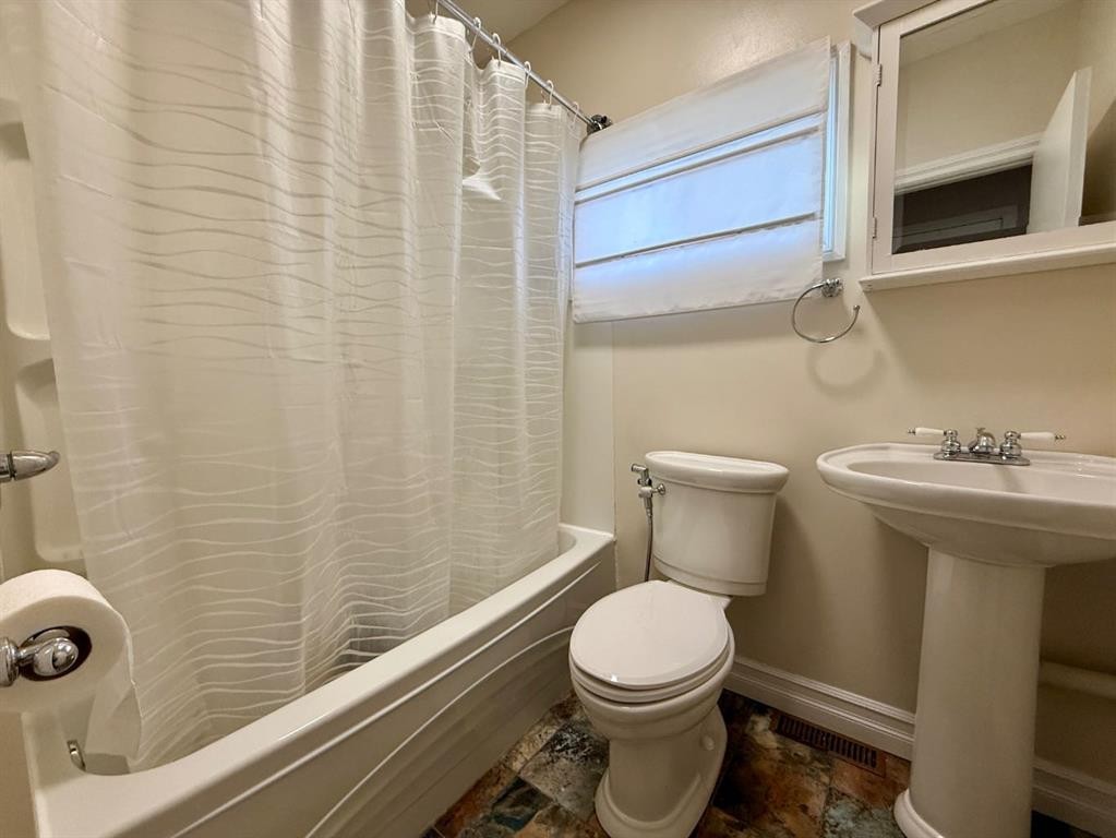 713 6 Avenue, Wainwright, AB - Indoor Photo Showing Bathroom