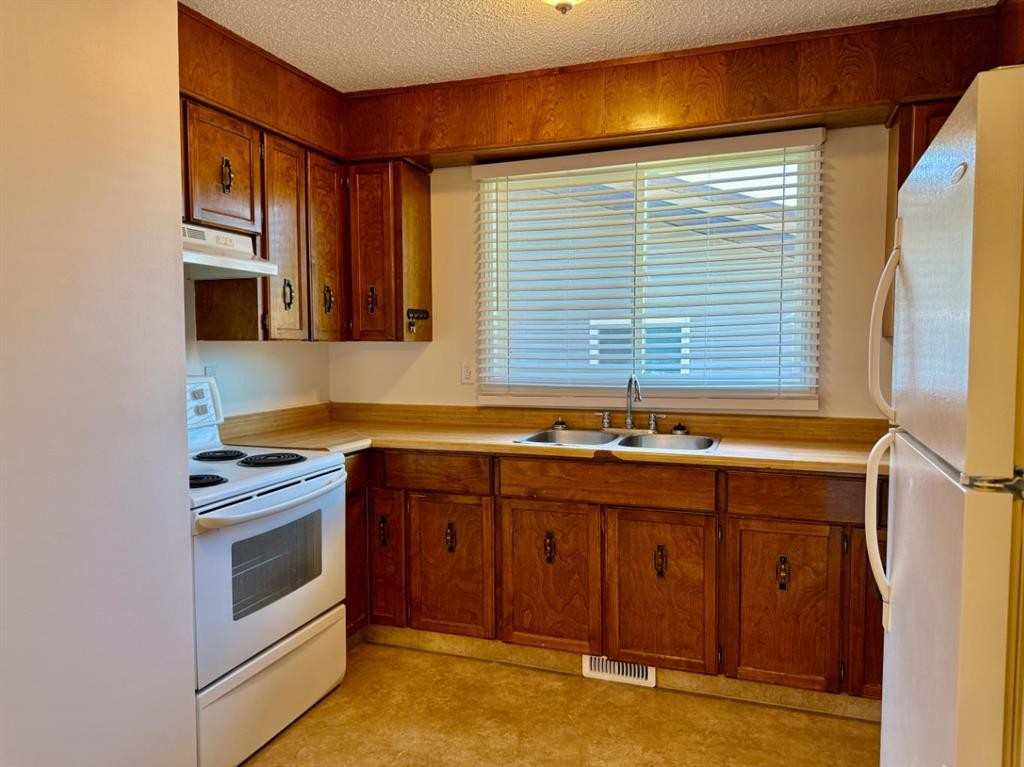 1638 5A Avenue, Wainwright, AB - Indoor Photo Showing Kitchen With Double Sink