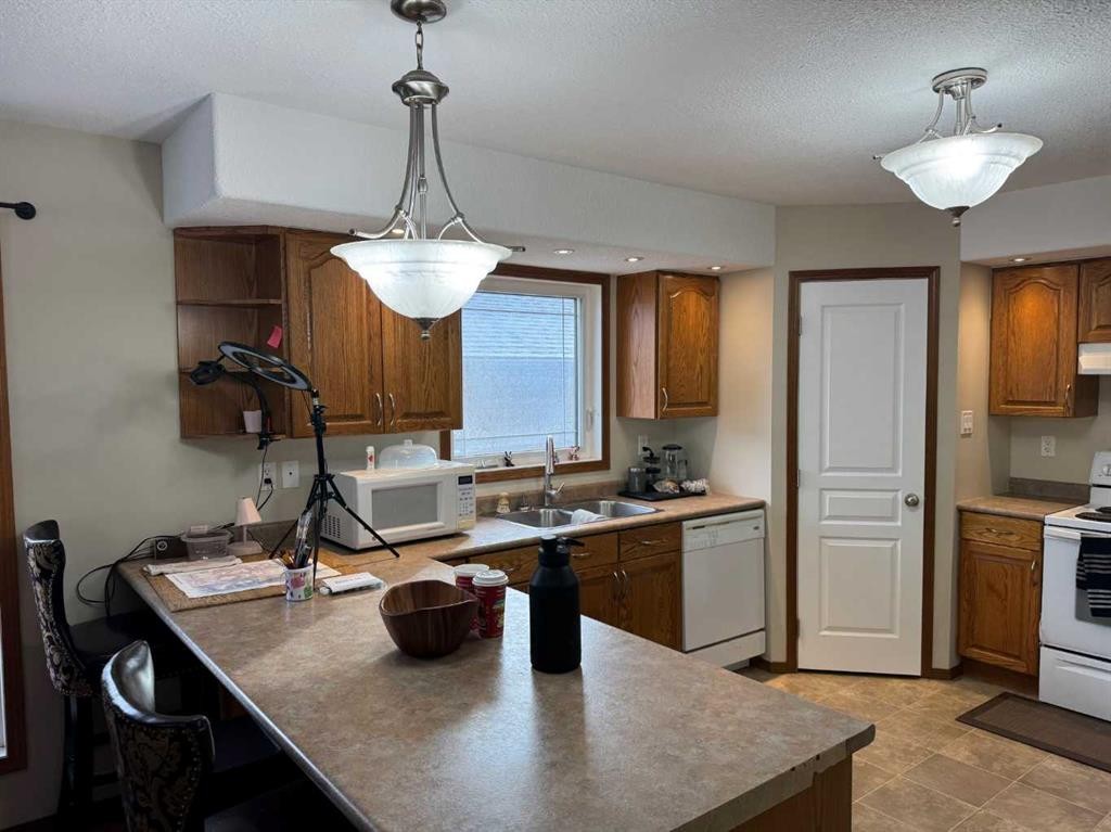 2608B 11 Avenue, Wainwright, AB - Indoor Photo Showing Kitchen With Double Sink