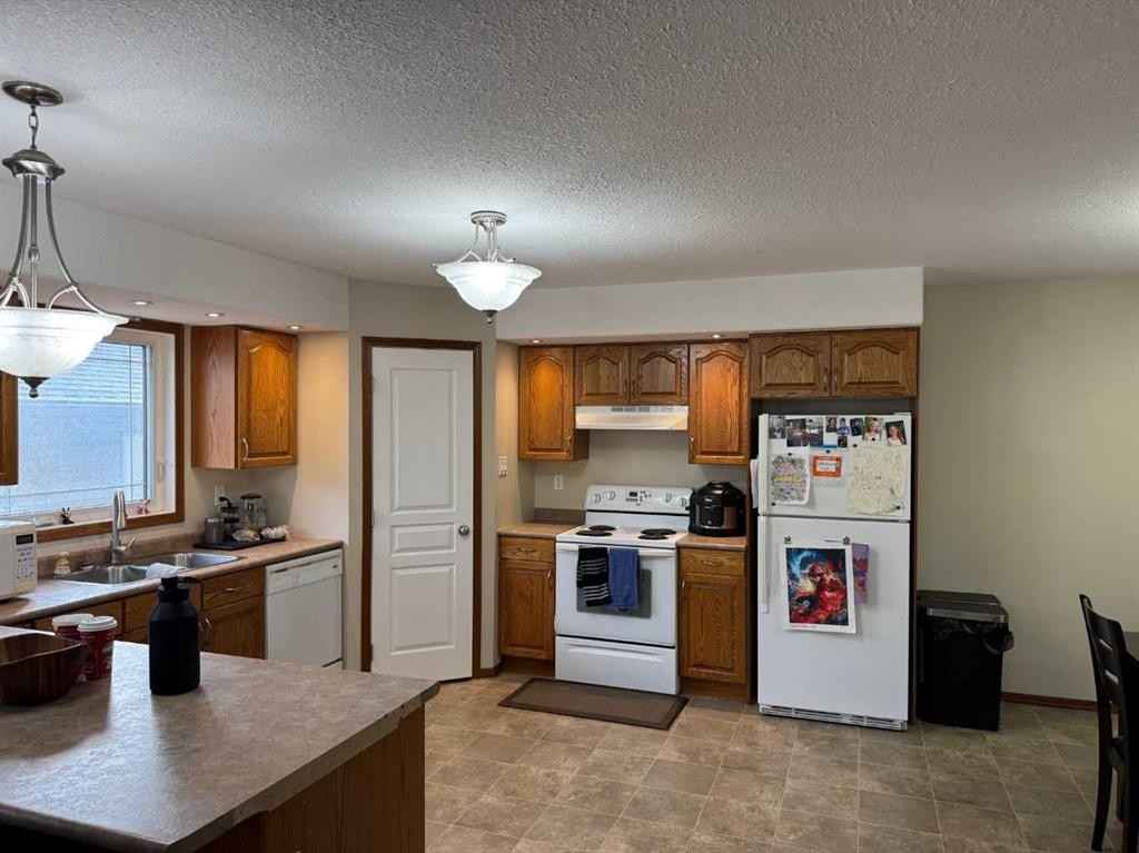 2608B 11 Avenue, Wainwright, AB - Indoor Photo Showing Kitchen With Double Sink