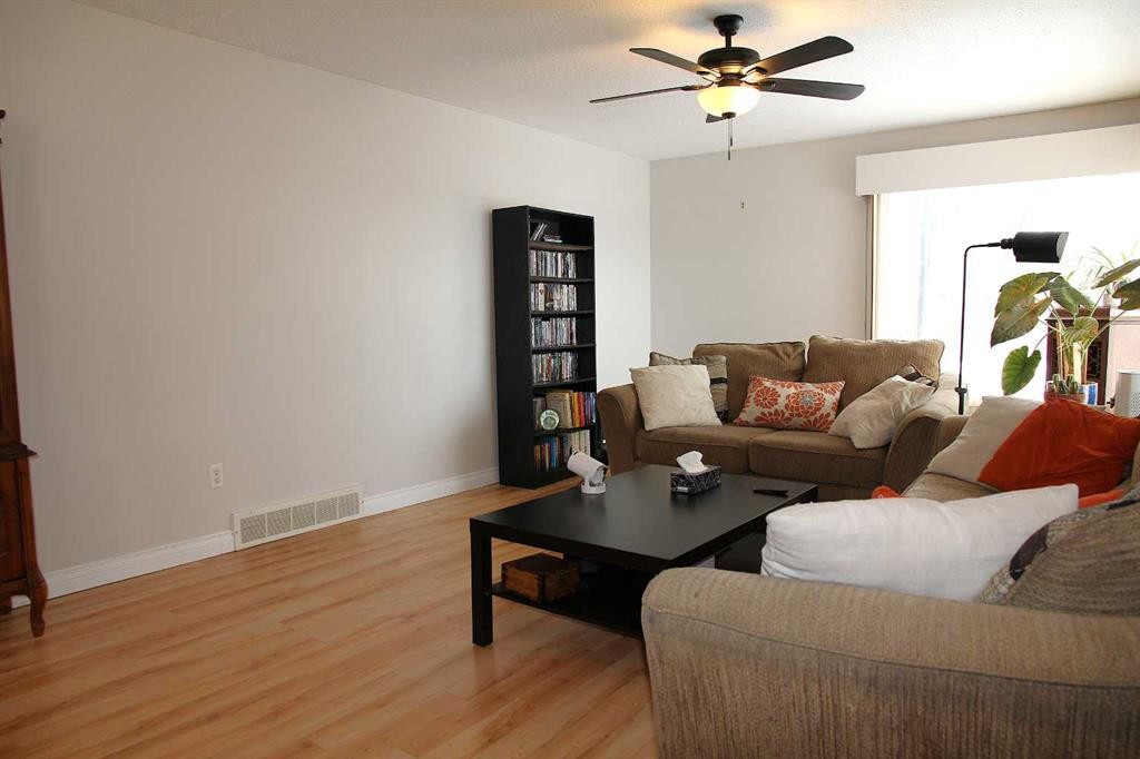 13 Railway Avenue, Marsden, SK - Indoor Photo Showing Living Room
