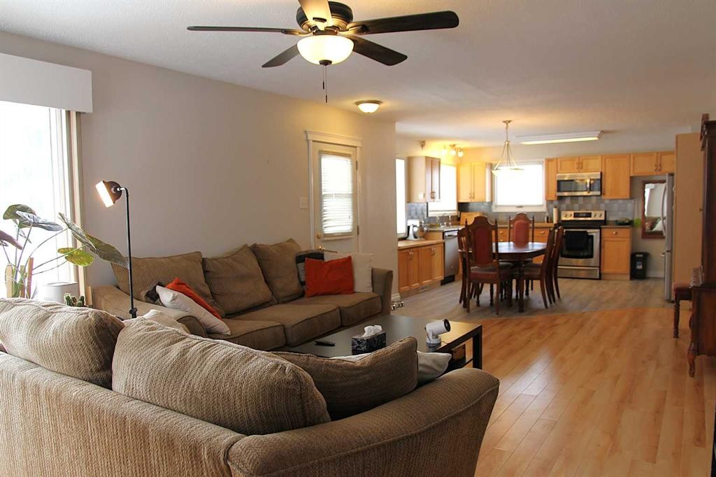 13 Railway Avenue, Marsden, SK - Indoor Photo Showing Living Room