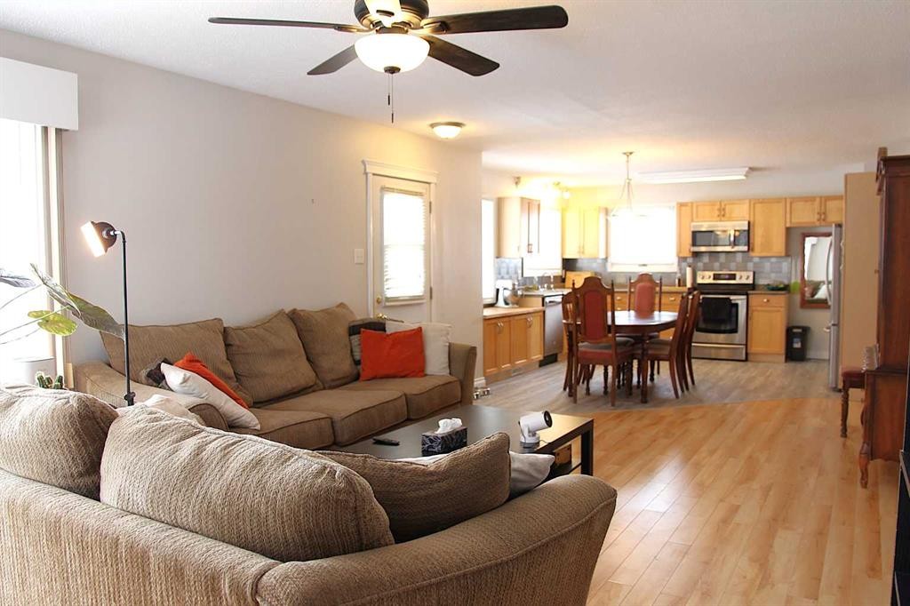 13 Railway Avenue, Marsden, SK - Indoor Photo Showing Living Room