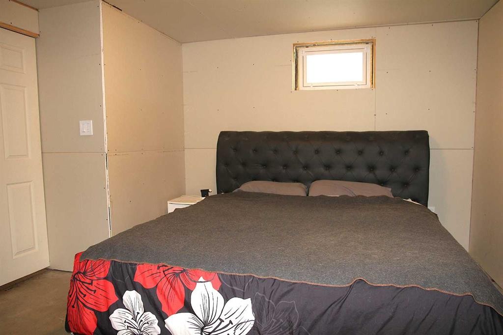13 Railway Avenue, Marsden, SK - Indoor Photo Showing Bedroom