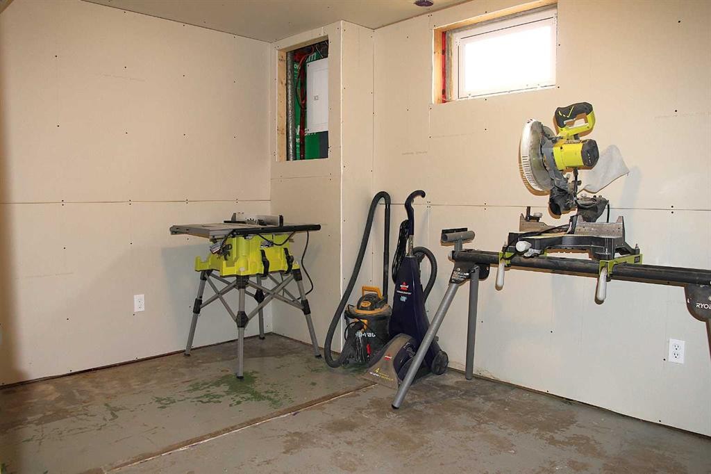 13 Railway Avenue, Marsden, SK - Indoor Photo Showing Gym Room