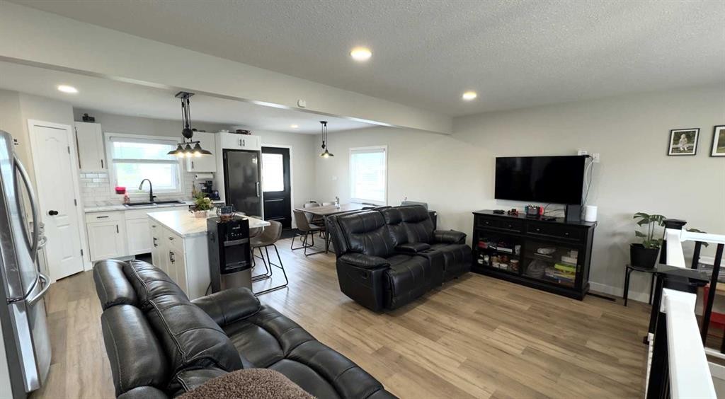 906 10 Avenue, Wainwright, AB - Indoor Photo Showing Living Room