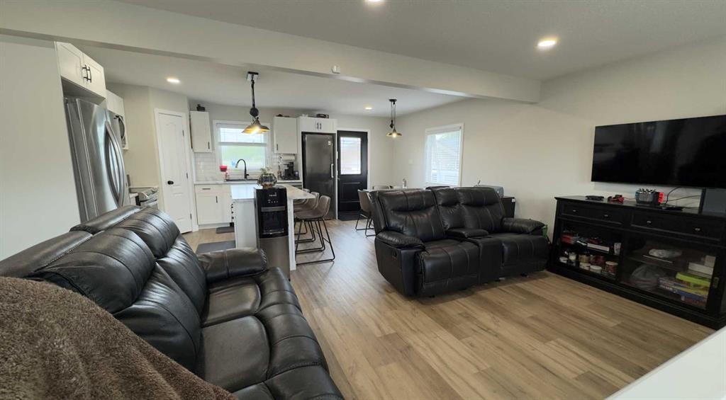 906 10 Avenue, Wainwright, AB - Indoor Photo Showing Living Room