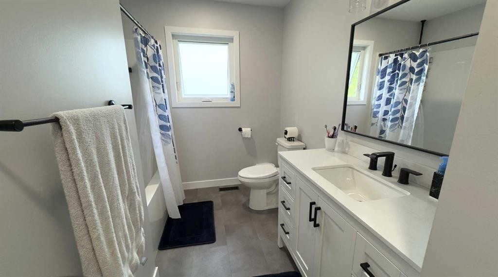 906 10 Avenue, Wainwright, AB - Indoor Photo Showing Bathroom