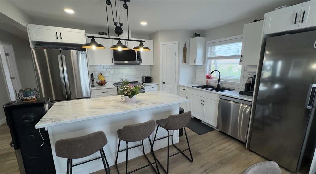 906 10 Avenue, Wainwright, AB - Indoor Photo Showing Kitchen With Double Sink With Upgraded Kitchen