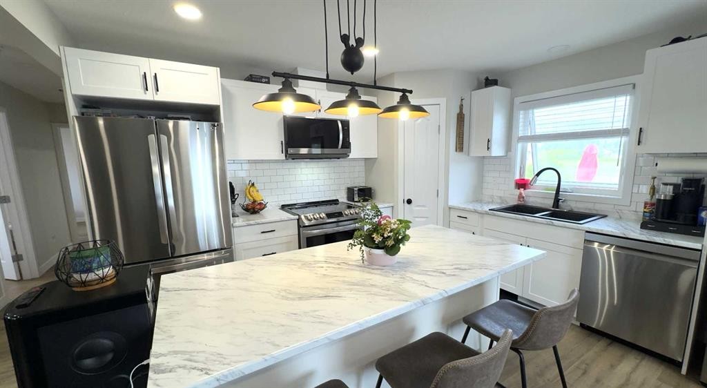 906 10 Avenue, Wainwright, AB - Indoor Photo Showing Kitchen With Double Sink With Upgraded Kitchen