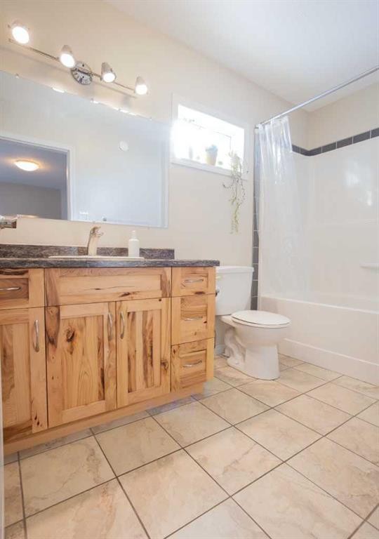 2413 7 Avenue, Wainwright, AB - Indoor Photo Showing Bathroom