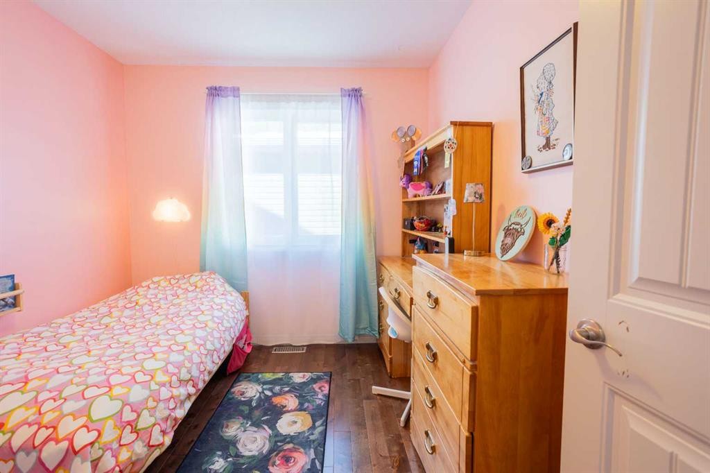 2413 7 Avenue, Wainwright, AB - Indoor Photo Showing Bedroom