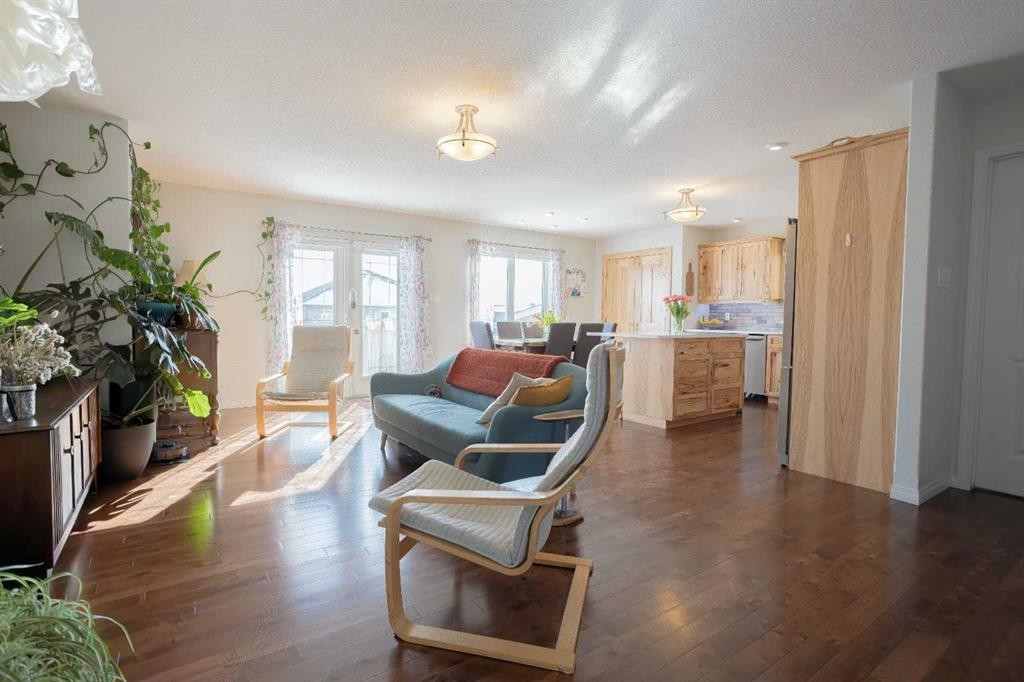 2413 7 Avenue, Wainwright, AB - Indoor Photo Showing Living Room
