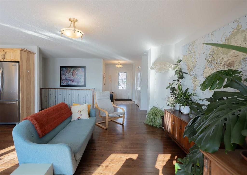 2413 7 Avenue, Wainwright, AB - Indoor Photo Showing Living Room