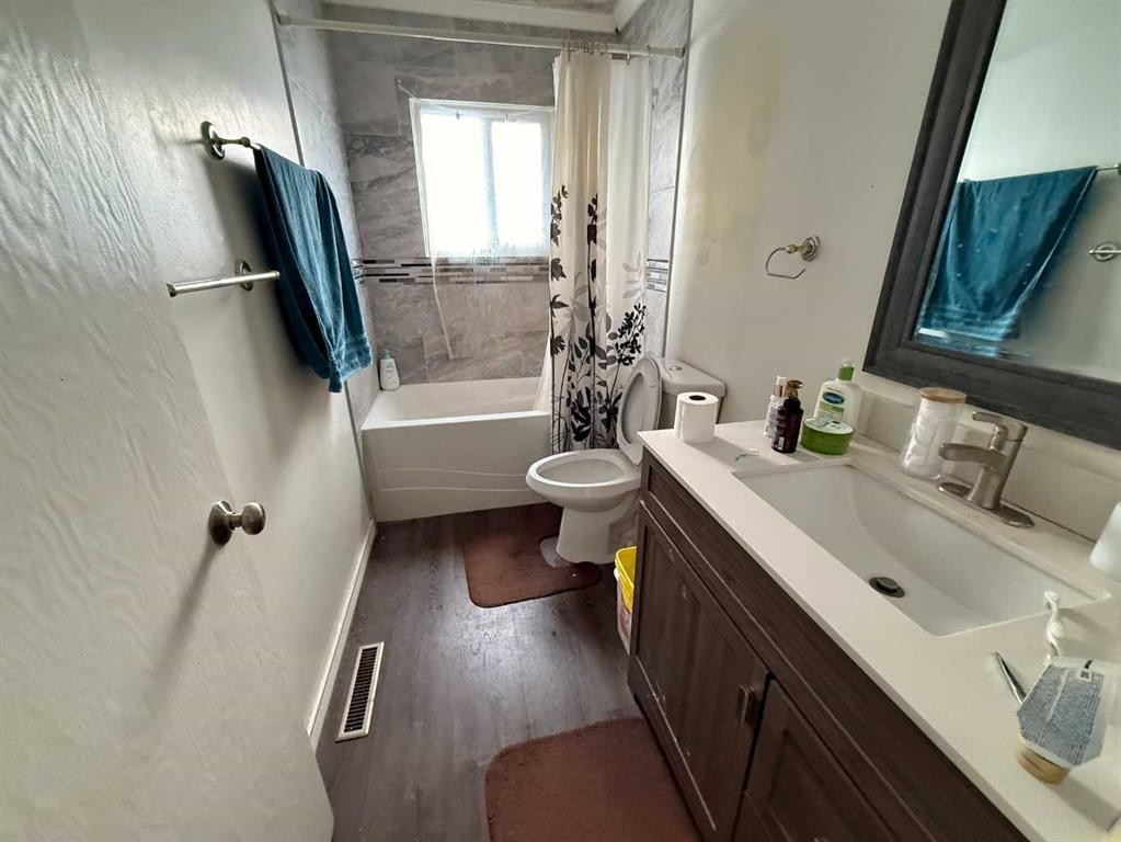 1126 6 Avenue, Wainwright, AB - Indoor Photo Showing Bathroom