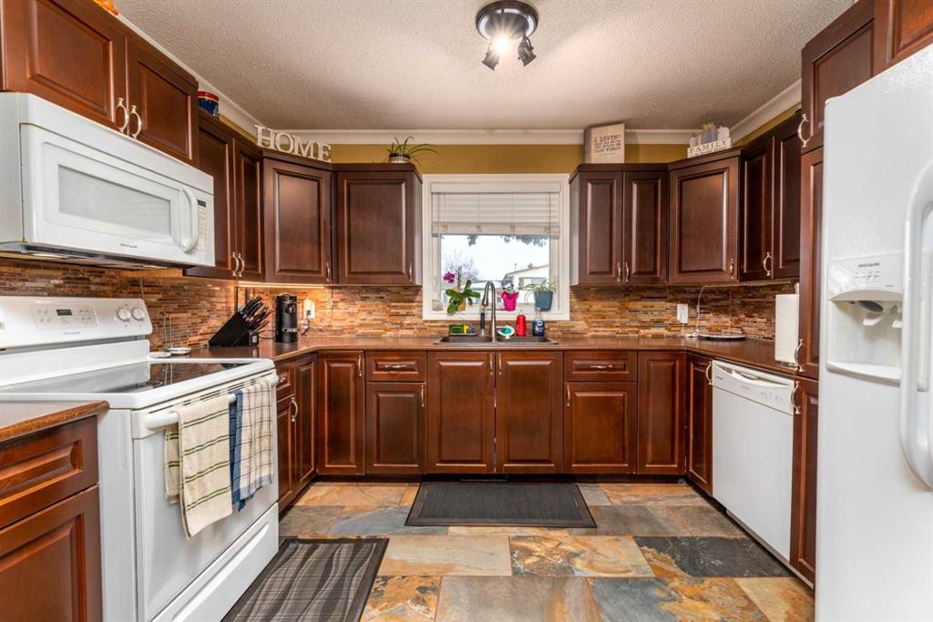 3410 54 Avenue, Lloydminster, AB - Indoor Photo Showing Kitchen With Double Sink