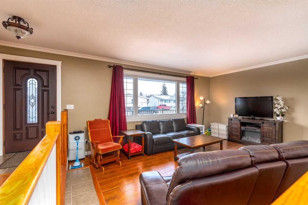 3410 54 Avenue, Lloydminster, AB - Indoor Photo Showing Living Room