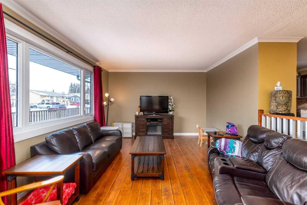 3410 54 Avenue, Lloydminster, AB - Indoor Photo Showing Living Room