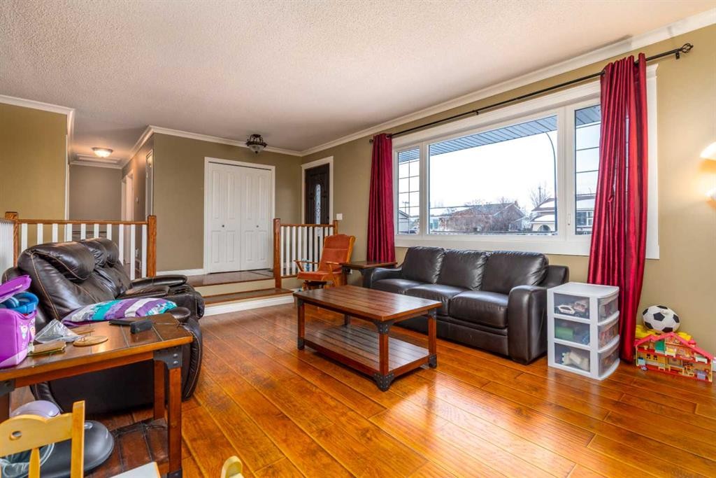 3410 54 Avenue, Lloydminster, AB - Indoor Photo Showing Living Room