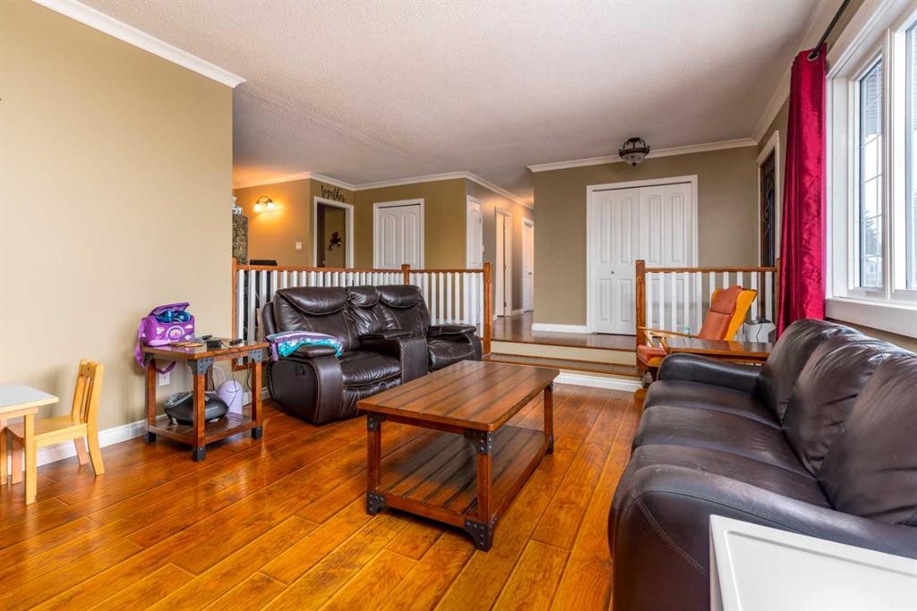 3410 54 Avenue, Lloydminster, AB - Indoor Photo Showing Living Room