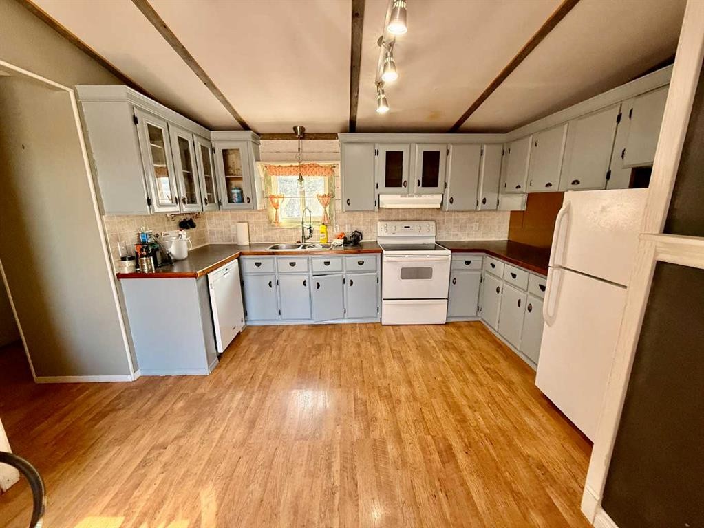 5019 49 Street, Amisk, AB - Indoor Photo Showing Kitchen With Double Sink