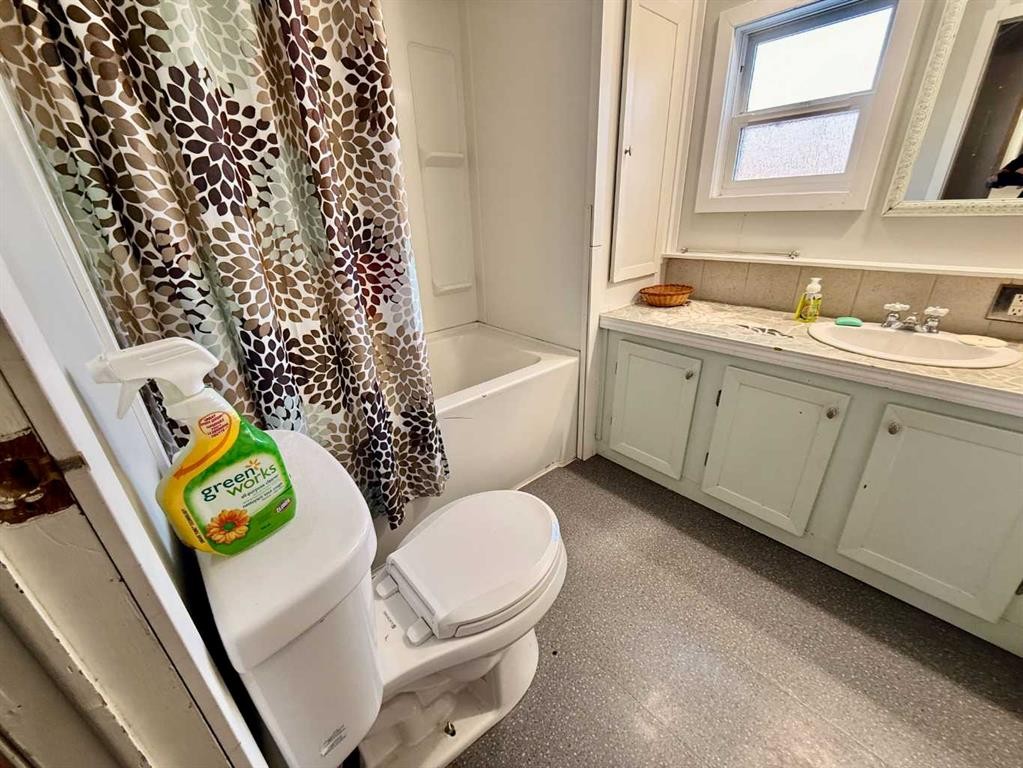 5019 49 Street, Amisk, AB - Indoor Photo Showing Bathroom