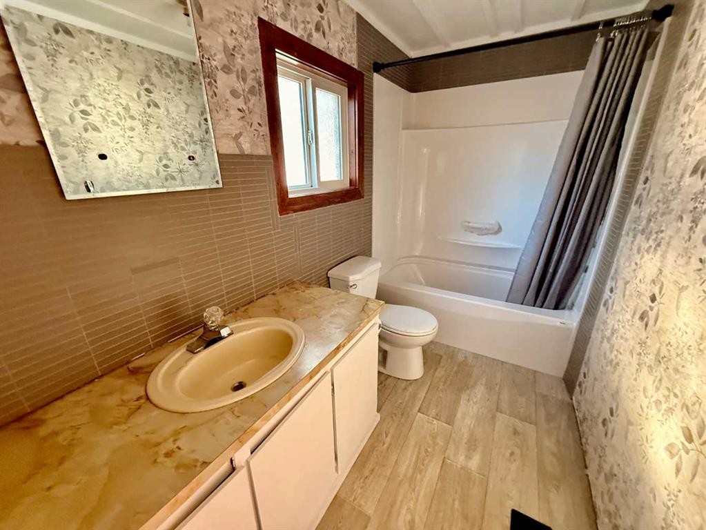 5019 49 Street, Amisk, AB - Indoor Photo Showing Bathroom