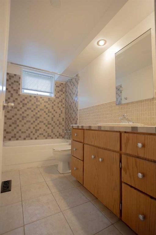 518 3 Street, Wainwright, AB - Indoor Photo Showing Bathroom