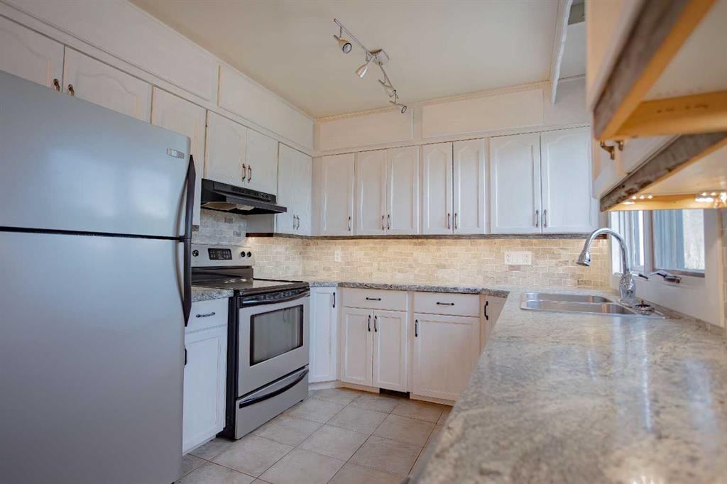 518 3 Street, Wainwright, AB - Indoor Photo Showing Kitchen With Double Sink