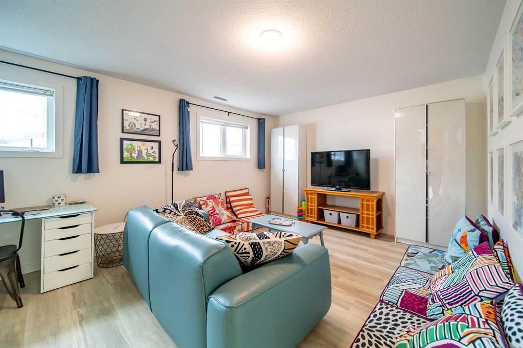 1021 20 Street Crescent, Wainwright, AB - Indoor Photo Showing Living Room