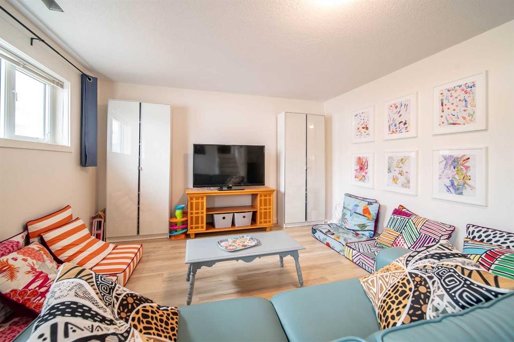 1021 20 Street Crescent, Wainwright, AB - Indoor Photo Showing Living Room