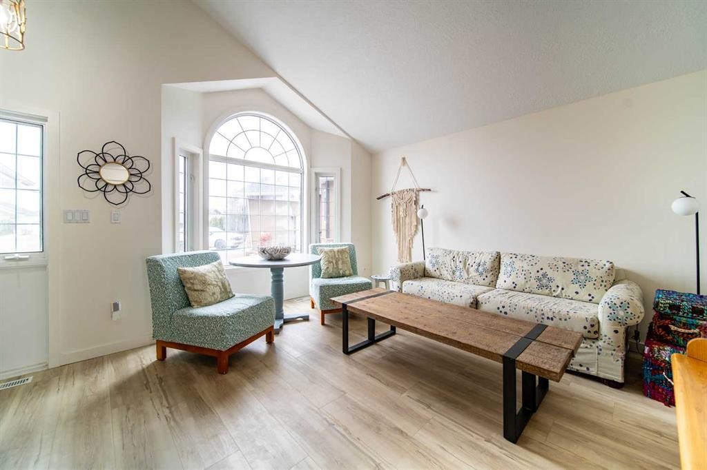 1021 20 Street Crescent, Wainwright, AB - Indoor Photo Showing Living Room