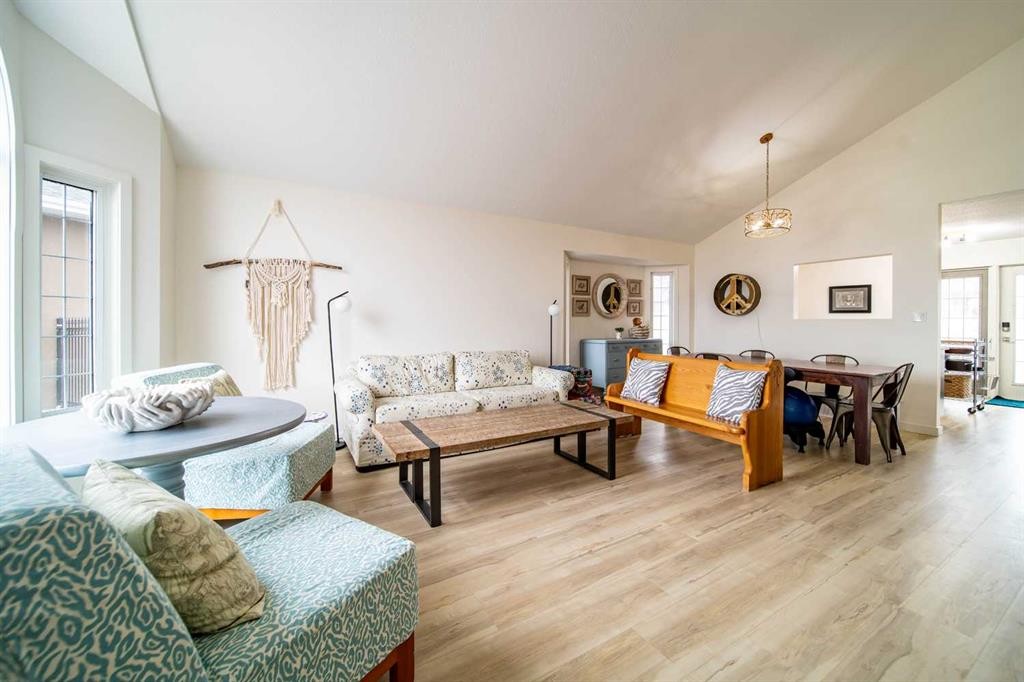 1021 20 Street Crescent, Wainwright, AB - Indoor Photo Showing Living Room