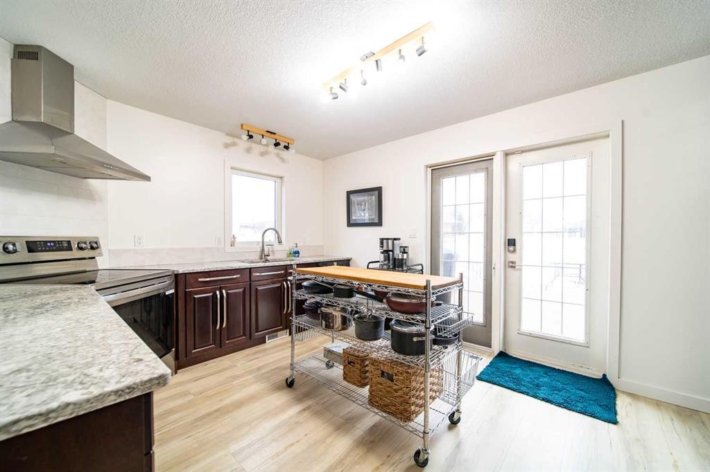 1021 20 Street Crescent, Wainwright, AB - Indoor Photo Showing Kitchen