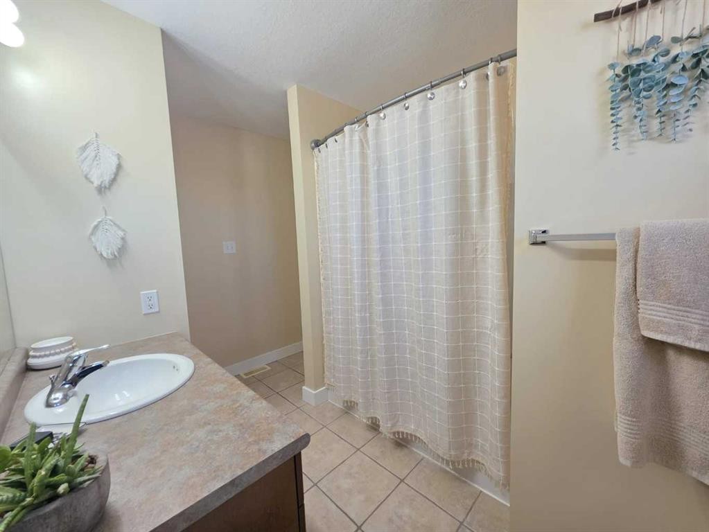 1-2602 11 Avenue, Wainwright, AB - Indoor Photo Showing Bathroom