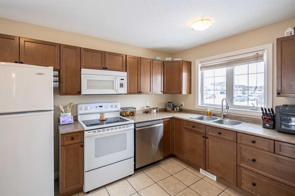 1-2602 11 Avenue, Wainwright, AB - Indoor Photo Showing Kitchen With Double Sink