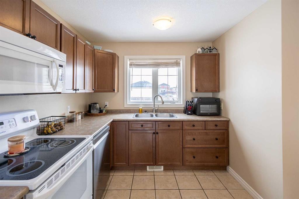 1-2602 11 Avenue, Wainwright, AB - Indoor Photo Showing Kitchen With Double Sink