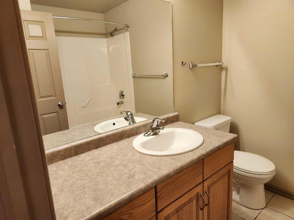 102A-6608 42, Lloydminster, AB - Indoor Photo Showing Bathroom
