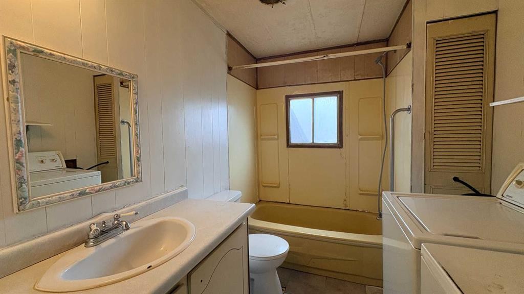 1514 7 Avenue, Wainwright, AB - Indoor Photo Showing Bathroom