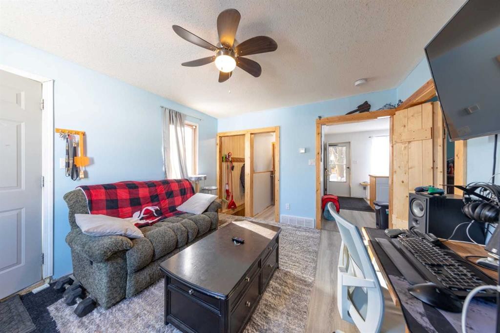 5014 55 Street, Lloydminster, AB - Indoor Photo Showing Living Room