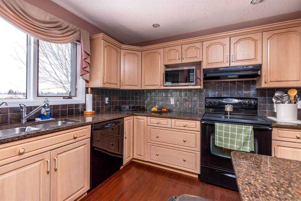 4002 60 Avenue, Lloydminster, AB - Indoor Photo Showing Kitchen With Double Sink