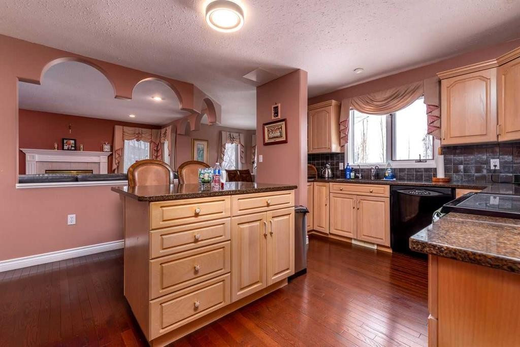 4002 60 Avenue, Lloydminster, AB - Indoor Photo Showing Kitchen