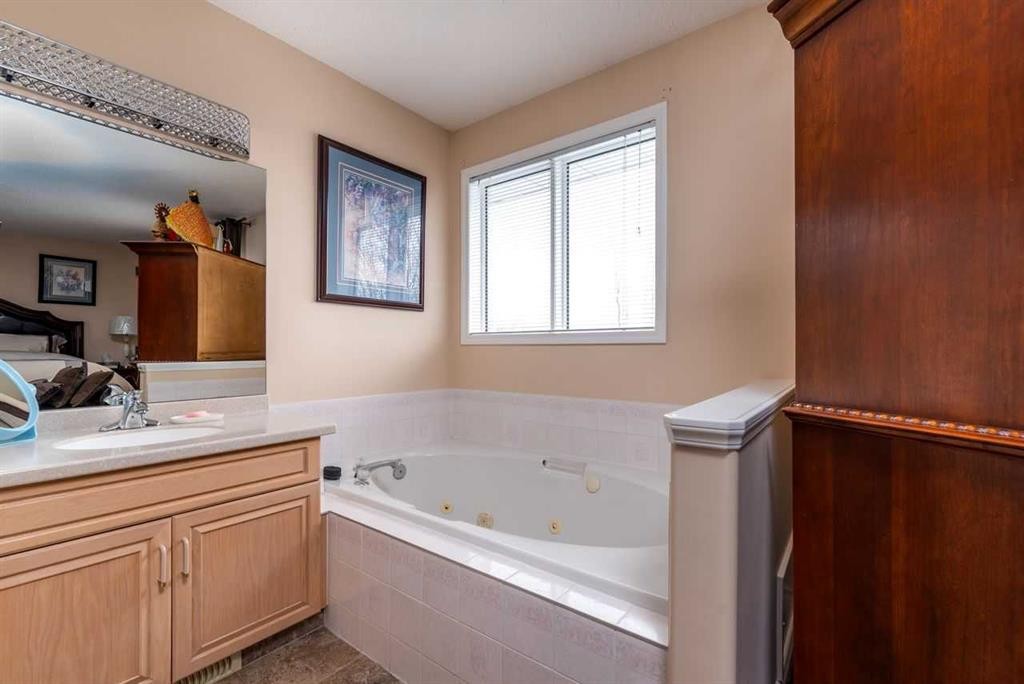 4002 60 Avenue, Lloydminster, AB - Indoor Photo Showing Bathroom