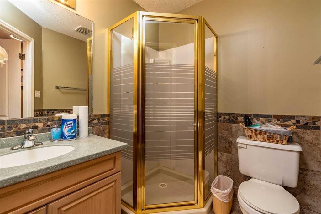 4002 60 Avenue, Lloydminster, AB - Indoor Photo Showing Bathroom