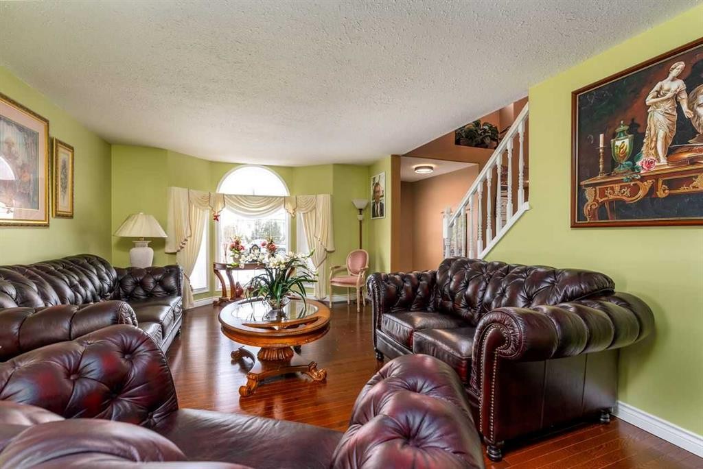 4002 60 Avenue, Lloydminster, AB - Indoor Photo Showing Living Room